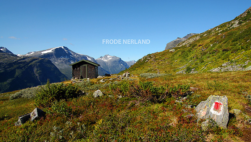 Hytte på vei mot Tverrådalen ved runding av Smørklimpen.
I bakgrunnen Kalkinnmassivet,Kaldfonna og Hornet.