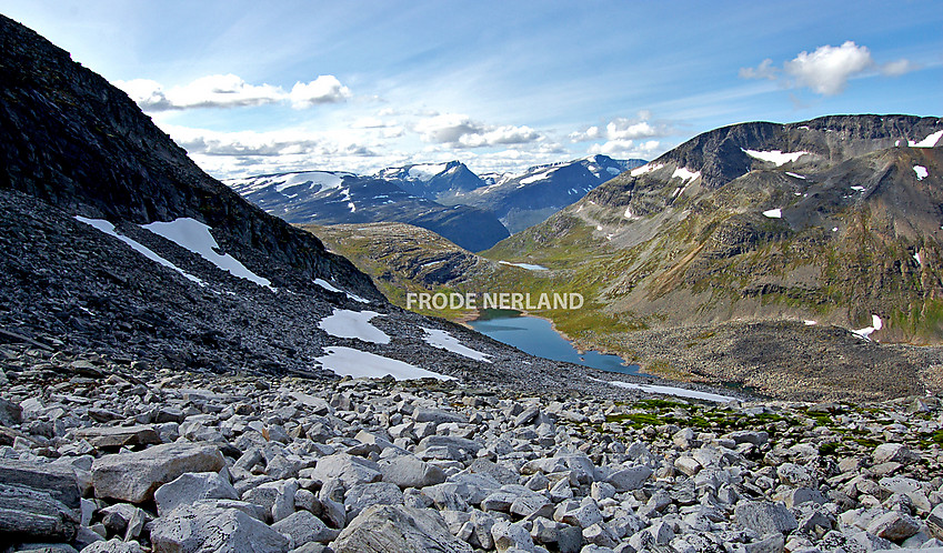 Utsikt fra skaret mellom Storsalen og Storsomrungnebba.I bakgrunnen Stoplan,Dordinakkan,Hornet og Kaldfonna.