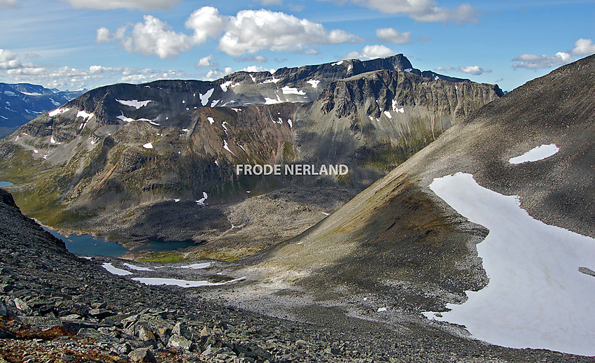 Utsikt fra skaret mellom Storsalen og Storsomrungnebba.I bakgrunnen Navarnebba og Såtbakkollen.