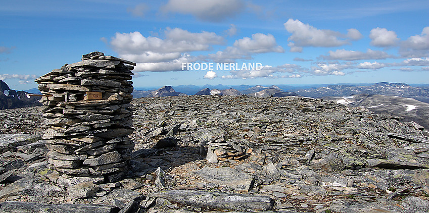 Fra varden på Storsomrungnebba. I bakgrunnen bla. Skjerdingsfjellet,Grinaren og Slanglifjellet.