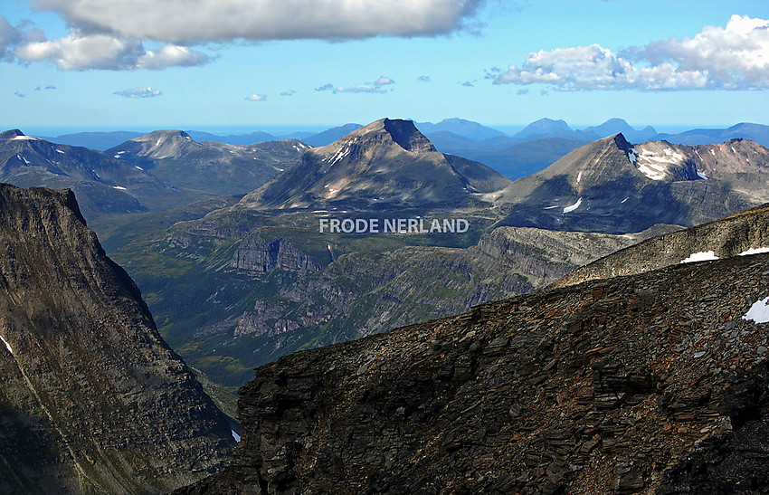 Fra Storsomrungnebba. I bakgrunnen Snøfjellet,SKjerdingsfjellet og Grinaren.