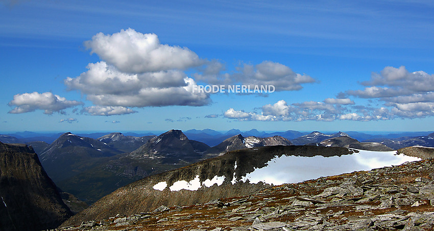 Fra Storsomrungnebba. I bakgrunnen Snøfjellet,Skjerdingsfjellet,Grinaren og Slanglifjellet.