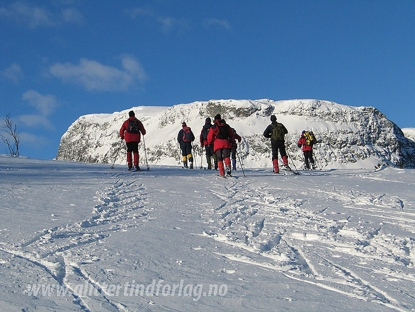 Gruppe skiløpere på vei mot Grindane (1724 moh).