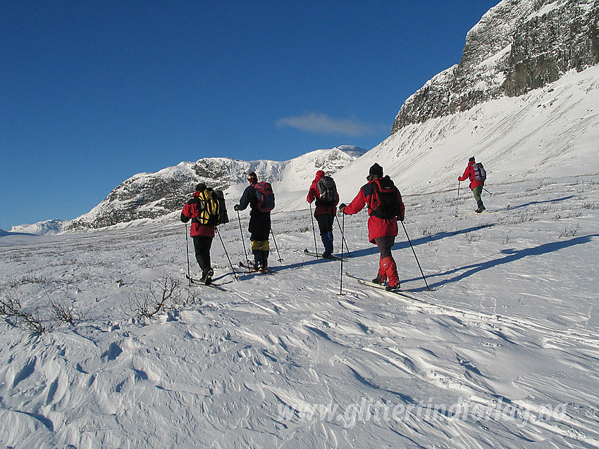 Gruppe skiløpere på vei til Grindane (1724 moh). Toppen ligger utenfor bildekanten til høyre.