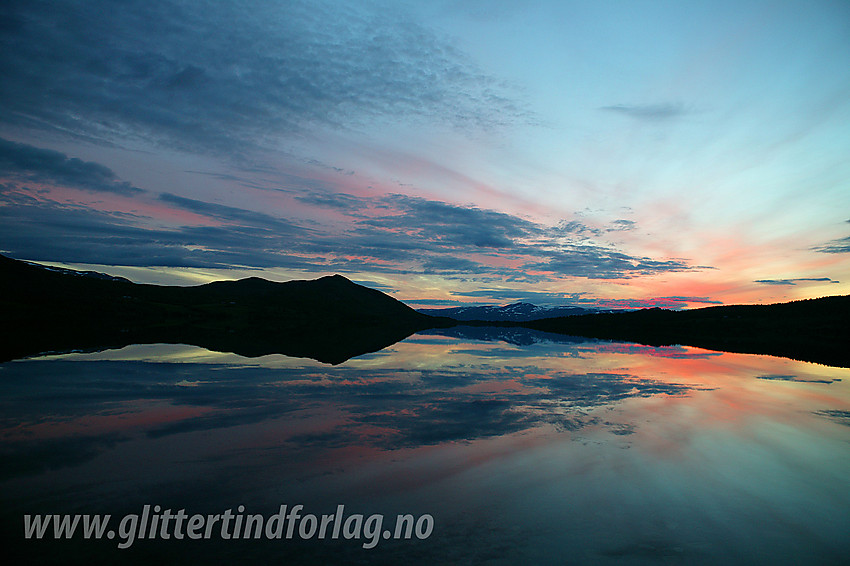 Sommernatt ved Lemonsjøen med utsikt fra fjellstua nordover.