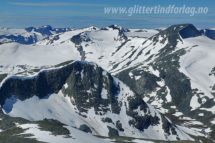 Fra Vestraste Hestbreapiggen mot bl.a. Vesldalstinden (1805 moh), Midtre (2047 moh) og Austre (2043 moh) Holåtinden.