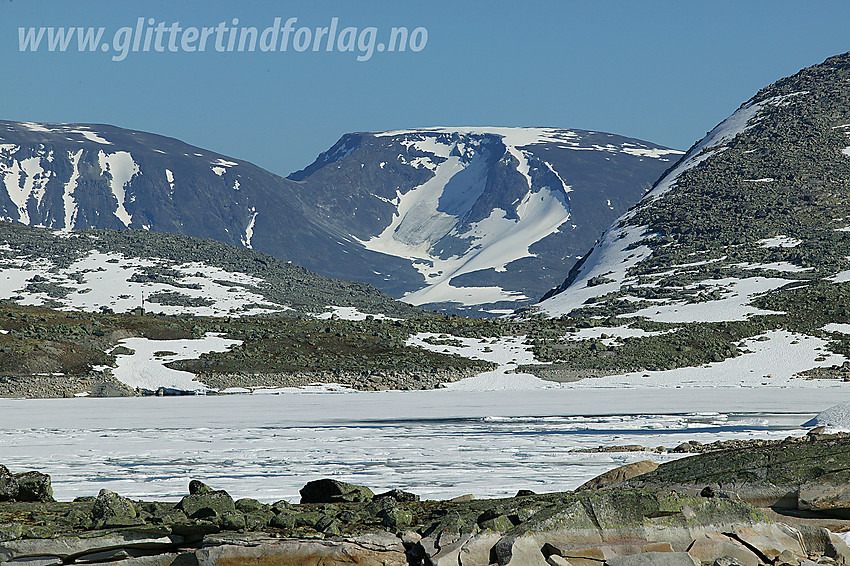 I Breidalen med telelinse mot Veslfjelltinden (2157 moh) i Jotunheimen.