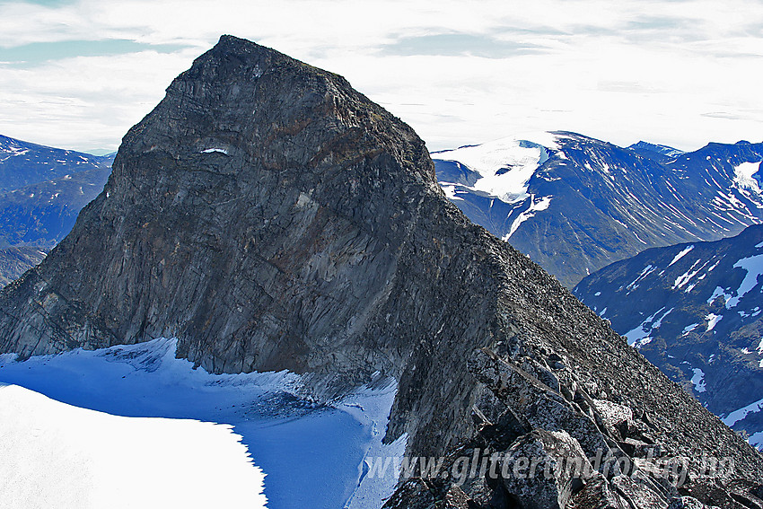 Midtre Tverråtinden (2302 moh) sett fra vest.