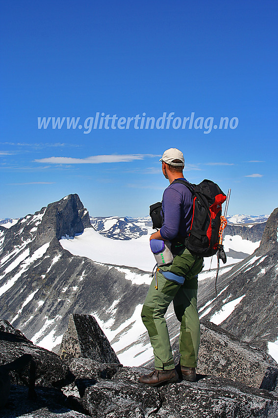 På toppen av Vestre Tverråtinden (2288 moh) med utsikt mot Skardstinden (2373 moh).