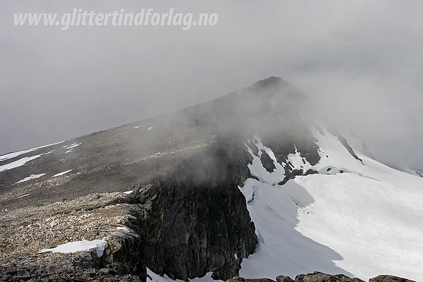 Fra Sørtoppen på Surtningssue mot Hovedtoppen (2368 moh).