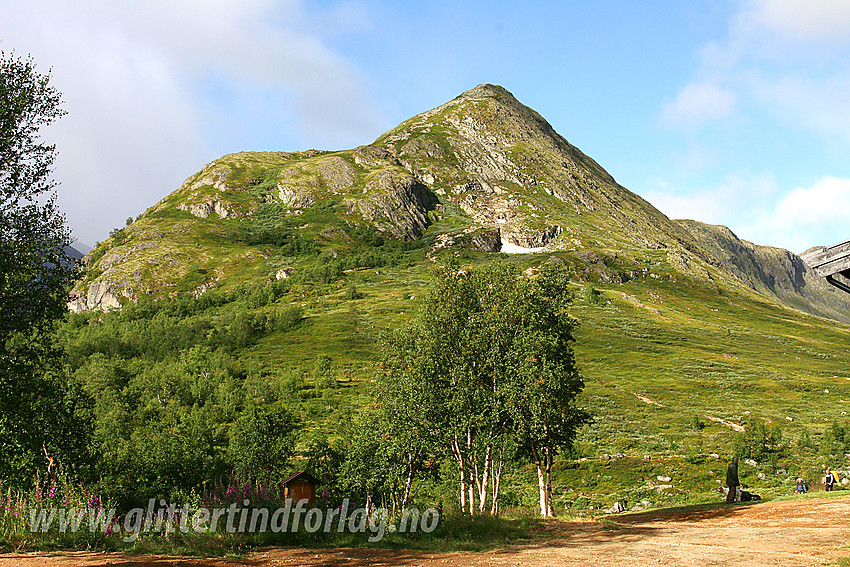 Ved Memurubu med Sjugurdtinden i bakgrunnen.