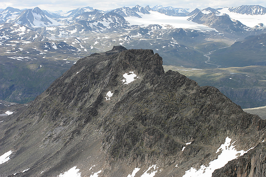 Fra Skarvflyløyfttinden mot Midtre Skarvflytinden (2154 moh).