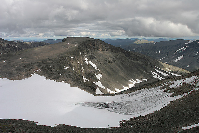 Fra sadelen mellom Søre Skarvflytinden og Skarvflyløyfttinden mot Tjønnholsoksle (2145 moh).