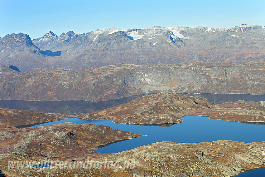 Utsikt fra fjellryggen nord-nordøst for Mugnetinden mot Sendebottjednet, Sendenøse, Olefjorden, Skjeldrehornet, Oleberge og videre mot Gjendealpene.