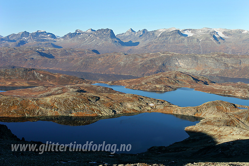 Utsikt fra ryggen nord-nordøst for Mugnetinden mot Kuletjednet, Sendebottjednet og Olefjorden med Gjendealpene ruvende i bakgrunnen.