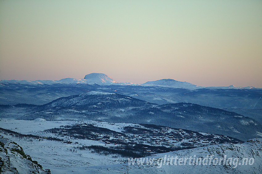 Oppunder Bitihorn med utsikt sørøstover mot Beitostølen, Javnberget, Rundemellen og Skarvemellen med telelinse.