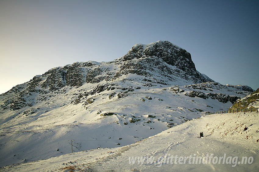 Bitihorn (1607 moh) sett fra sørøst, like før inngangen til Båtskardet.