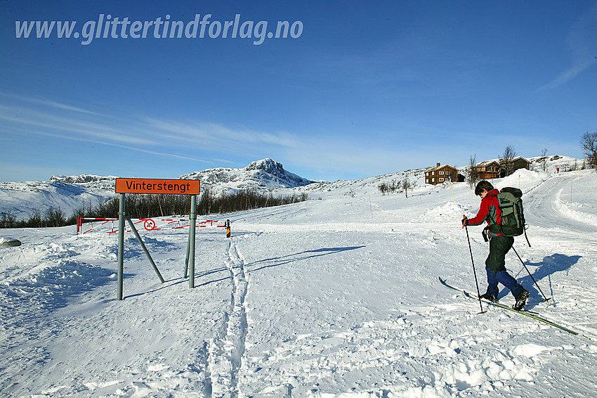 Veien er vinterstengt ved Garli, ca. 3 km ovenfor Beitostølen. Herfra og videre innover i fjellet er det skiløpernes domene.