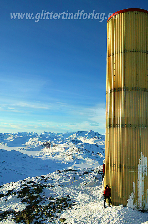 På toppen av Bitihorn (1607 moh) med masta som tjener telekommunikasjonsformål.