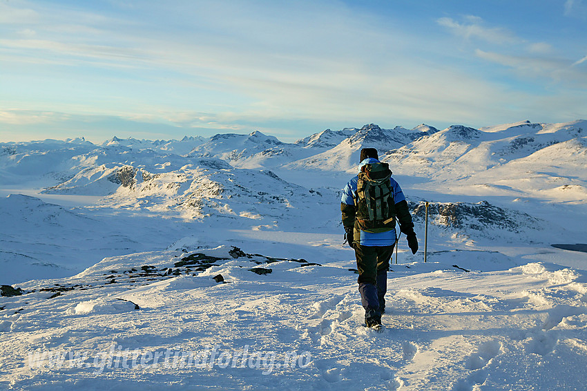 På vei ned fra Bitihorn en vinterkveld med Jotunheimen rett frem.