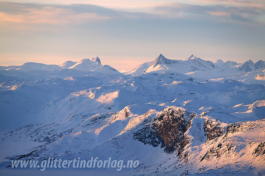 En vinterkveld med utsikt fra Bitihorn mot bl.a. Hjelledalstinden og Falketind.