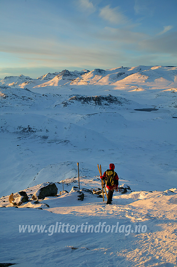 På vei ned fra Bitihorn en vinterkveld med Jotunheimen i front.