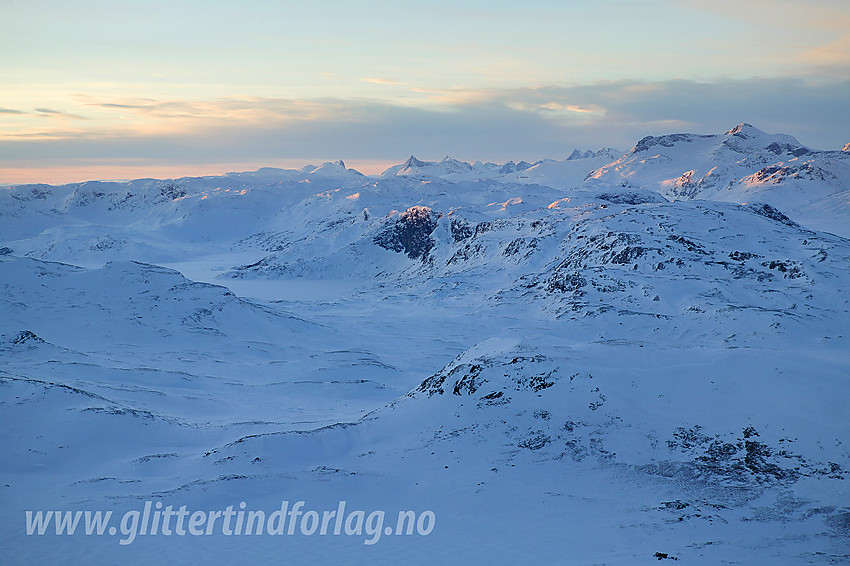 På vei ned fra Bitihorn med utsikt vest-nordvestover mot bl.a. Olefjorden, Hurrungane og Gjendealpene.