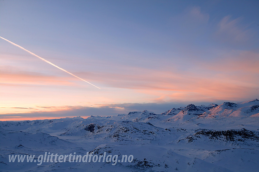 Stemningsfull vinterkveld over Jotunheimen sett fra nordvestryggen på Bitihorn.