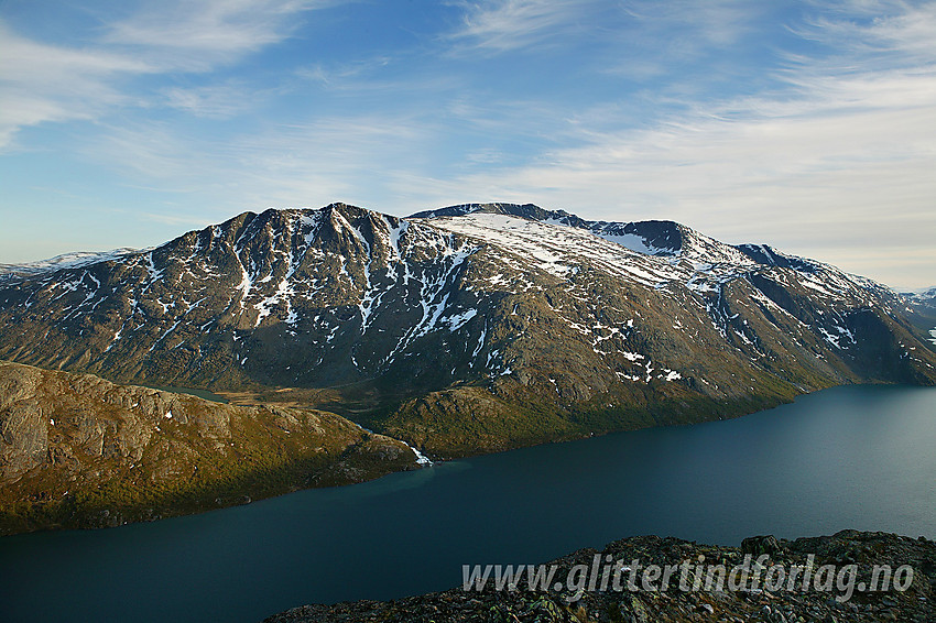 Fra Besseggen mot utløpet av Leirungsåe i Gjende, Bukkehåmåren (1910 moh), Høgdebrotet og Eggen.