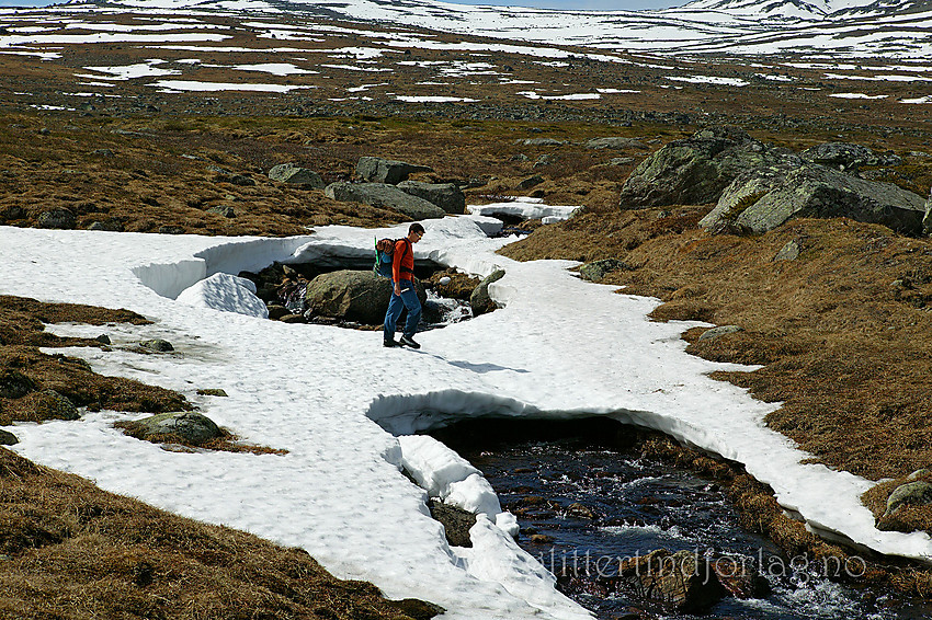 På tur på norsiden av Valdresflye. Det er ennå tidlig på sommeren og siste rester av snøbroer kan benyttes til å krysse elver på en enkel måte.