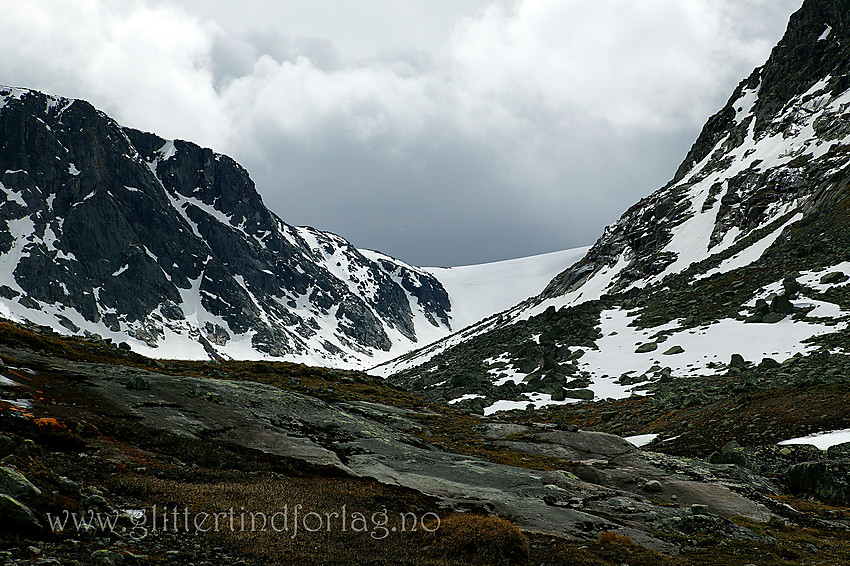 På vei oppover "Steindalen" mot "Steindalsbrean". Fjellveggen til venstre er en del av Rasletindmassivet.