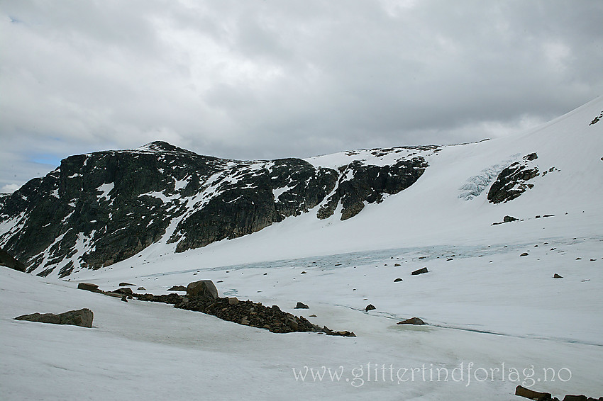 På "Steindalsbreen" med utsikt til Rasletinden (2105 moh).