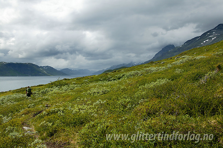 På vei vestover mot Bygdin på stien fra Valdresflye til Torfinnsbu.