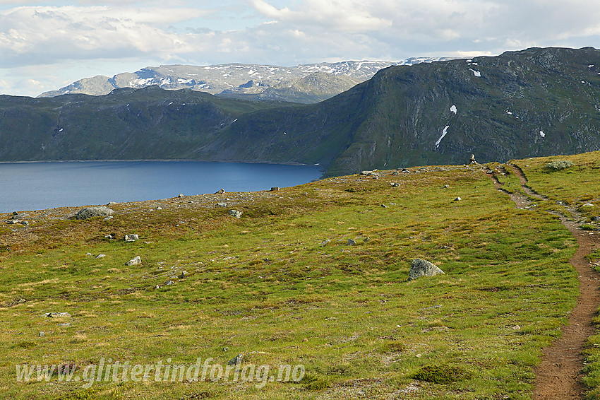 På vei oppover Torfinnsdalen med utsikt sørover mot Bygdin og fjellene på andre siden.