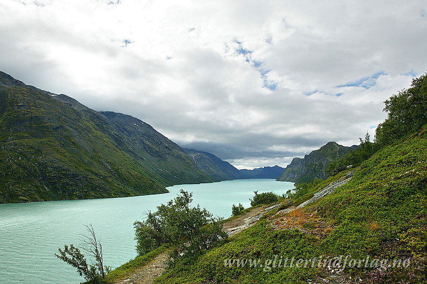 På tur langs nordsiden av Gjende på stien fra Gjendesheim til Memurubu. På motsatt side av Gjende ses Memuruhåmåren.