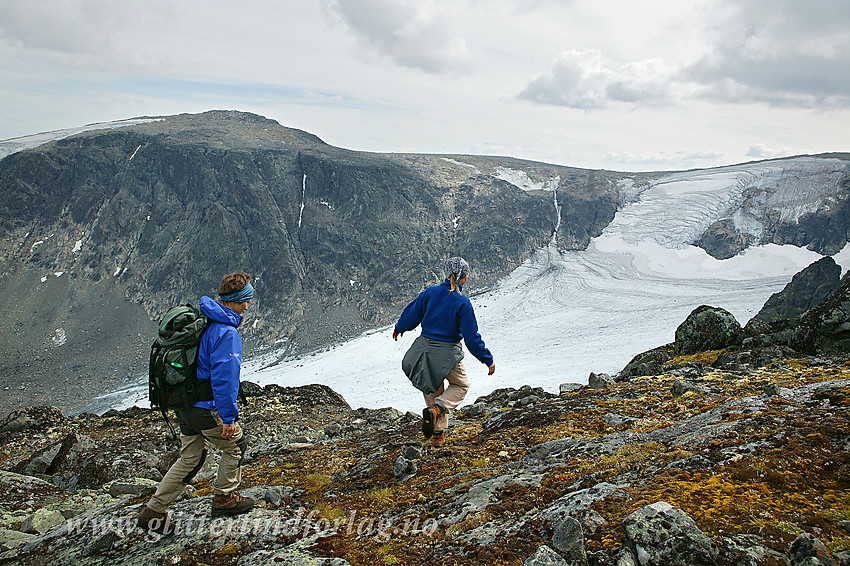 På vei mot Munken (ikke på bildet) med "Steindalsbreen" og Rasletinden (2105 moh) i bakgrunnen.