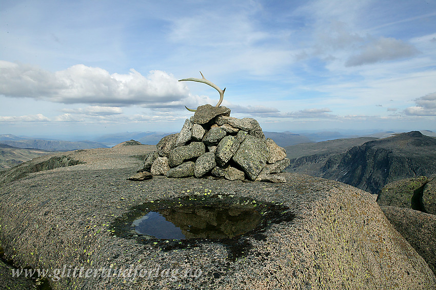 Toppen på Mugna. En liten varde, for anledningen prydet med et reinshorn, på en stor steinblokk.