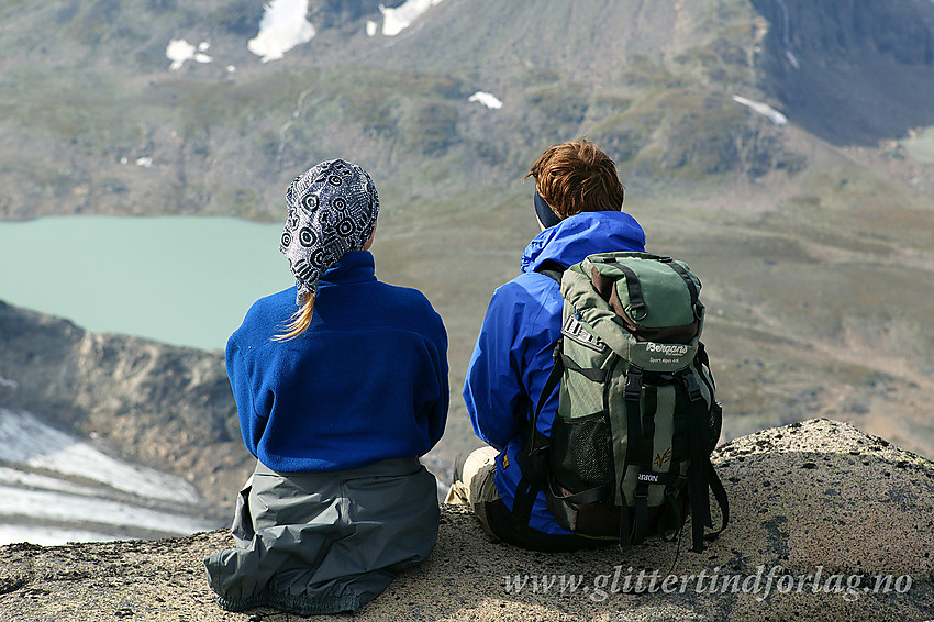 Sittende på stupkanten like ved Mugna mens utsikten mot Jotunheimens tinder nytes til fulle.