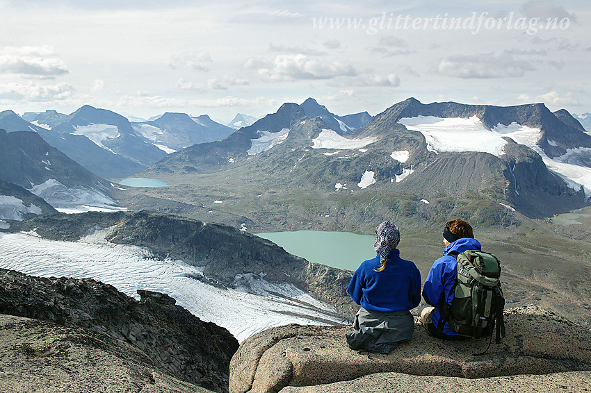 Utsikt fra Mugna mot øvre del av Leirungsdalen og tindene rundt.