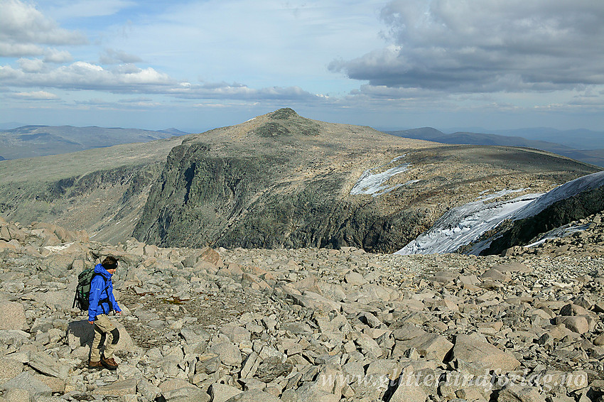 På tur fra Mugna mot Kalvehøgde Ø2. I bakgrunnen ses Rasletinden (2105 moh).