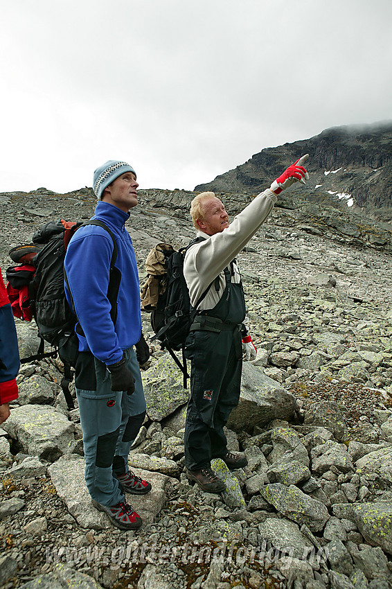 Øverst i Langedalen hvor mulige ruter mot Langedalstinden diskuteres.