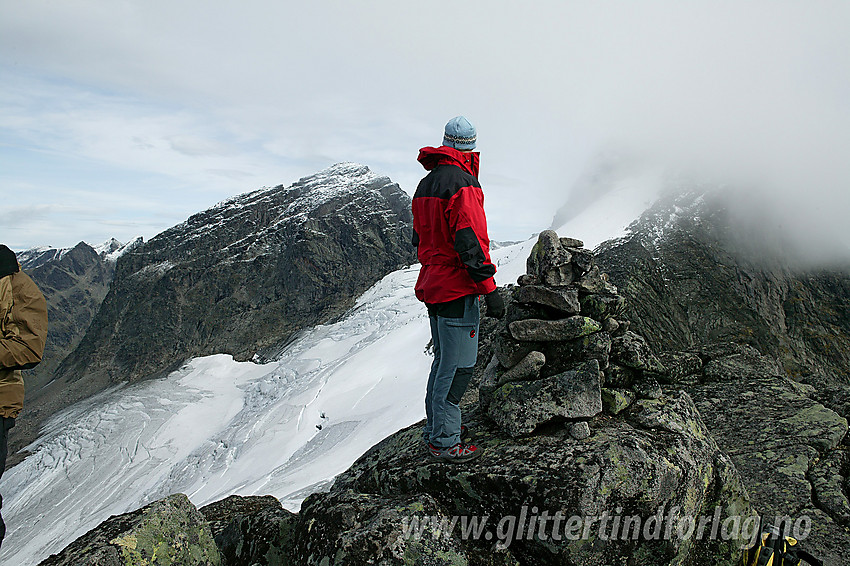 På Søre Svartdalspiggen med Mesmogtinden (2264 moh) og Svartdalsbrean i bakgrunnen.