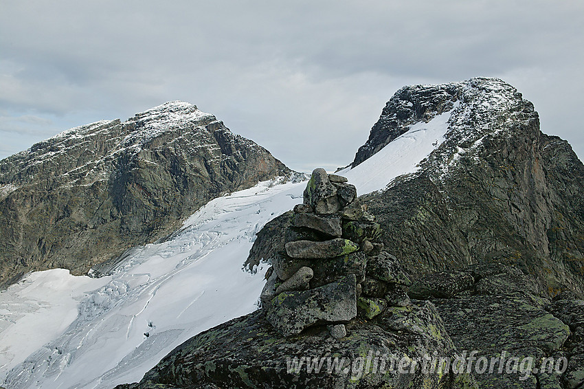 På Langedalstinden med utsikt bort til Mesmogtinden (2264 moh) og Langedalstinden (2206 moh).