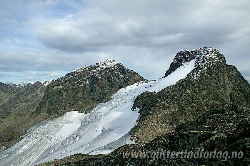 Fra Søre Svartdalspiggen mot Mesmogtinden (2264 moh) og Langedalstinden (2206 moh).