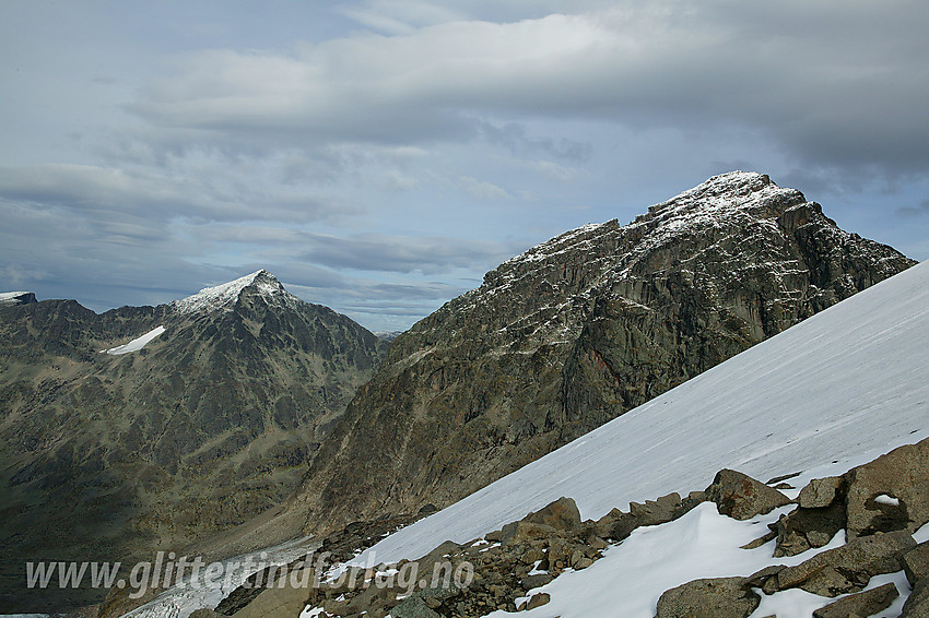 På vei opp til Langedalstinden fra vest-nordvest med Store Knutsholstinden (2341 moh) og Mesmogtinden (2264 moh) i bakgrunnen.