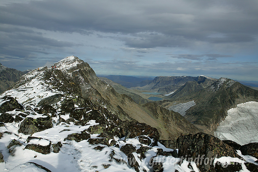 Tre på toppen av Langedalstinden med Mesmogtinden (2264 moh) like bak. Videre ser man Kvitskardtinden (2193 moh) til høyre og Kalvehøgde med Leirungsdalen lengst bak.