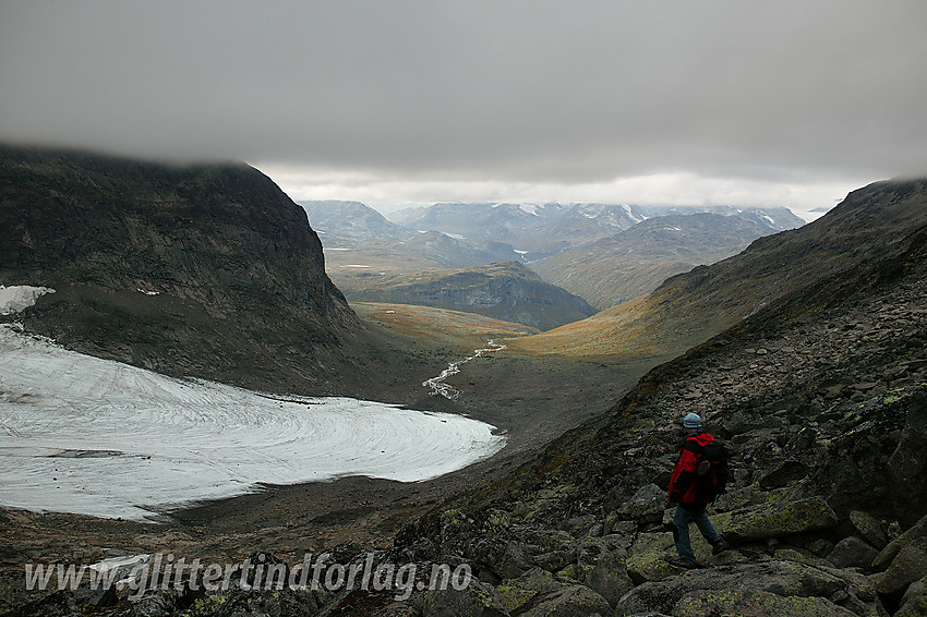 På vei ned fra Søre Svartdalspiggen mot Langedalsbandet med utsikt nedover Langedalen. Langedalsbreen til venstre og Gjendetunga lenger bak.