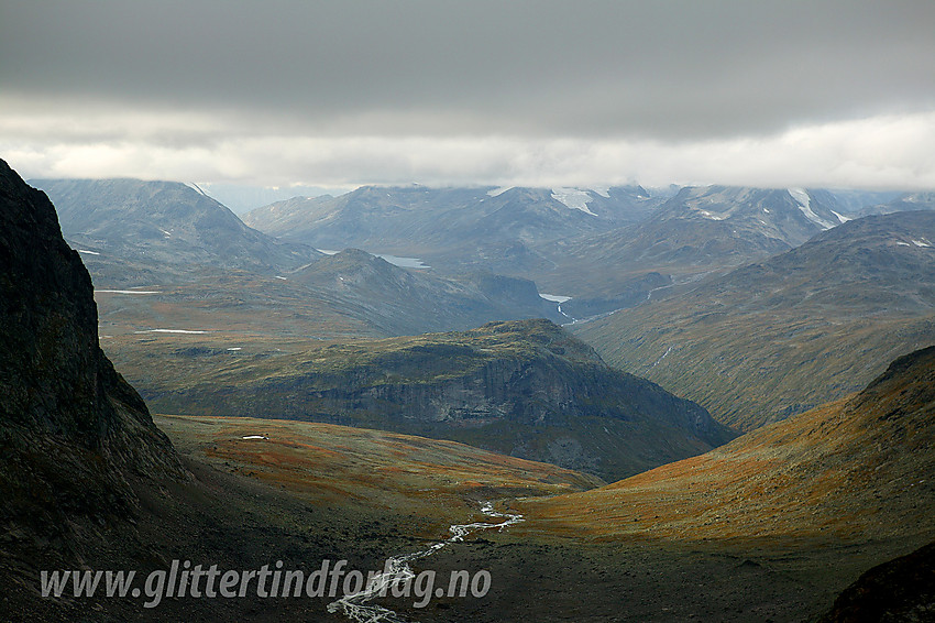 Fra vest-sørvestryggen på Søre Svartdalspiggen med utsikt nedover Langedalen mot Gjendetunga.