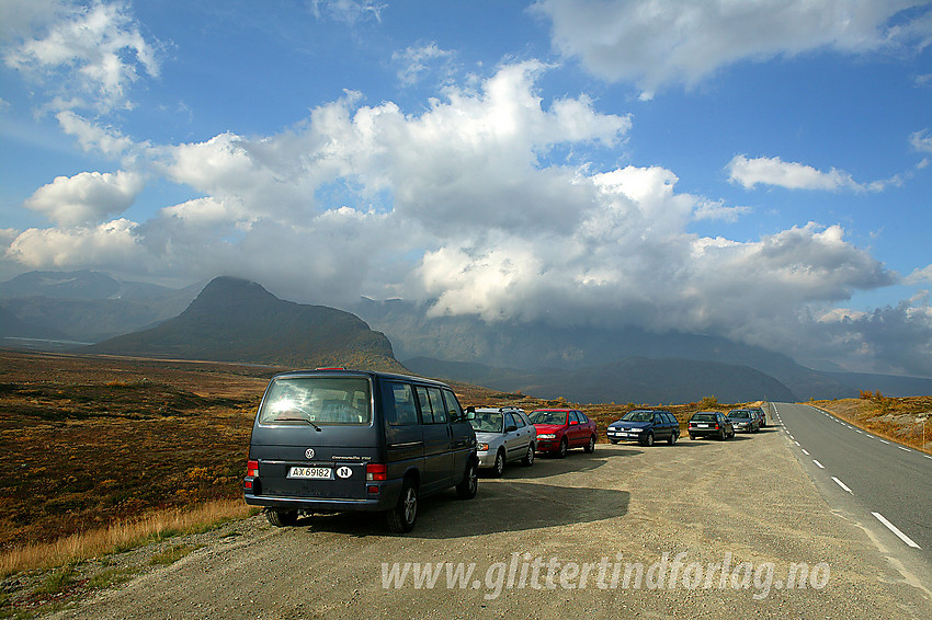 Parkering ved riksvei 51 nord for Valdresflye med Knutshøe i bakgrunnen.