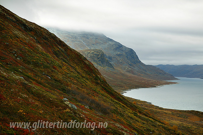 På vei opp den gamle postvegen fra Eidsbugarden mot Gjendebu. Her på vei opp mot Gravafjellet med Bygdin i bakgrunnen.